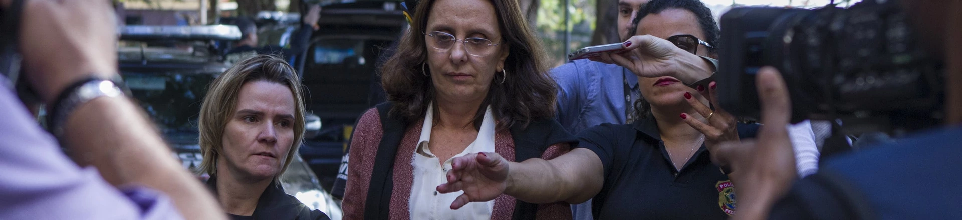 BELO HORIZONTE, MG, 18.05.2017: ANDREA-NEVES - A irmã do senador Aécio Neves (PSDB), Andrea Neves, presa pela Polícia Federal em Nova Lima, na chegada ao IML de Belo Horizonte (MG) para exame de corpo de delito, na tarde desta quinta-feira. (Foto: Pedro Silveira/Folhapress) BELO HORIZONTE, MG, 18.05.2017: ANDREA-NEVES - A irmã do senador Aécio Neves (PSDB), Andrea Neves, presa pela Polícia Federal em Nova Lima, na chegada ao IML de Belo Horizonte (MG) para exame de corpo de delito, na tarde desta quinta-feira. (Foto: Pedro Silveira/Folhapress)