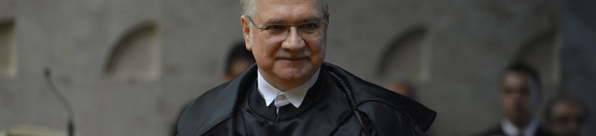 O novo ministro do Supremo Tribunal Federal (STF), Luiz Edson Fachin, toma posse em solenidade no plenário do STF (Valter Campanato/Agência Brasil)