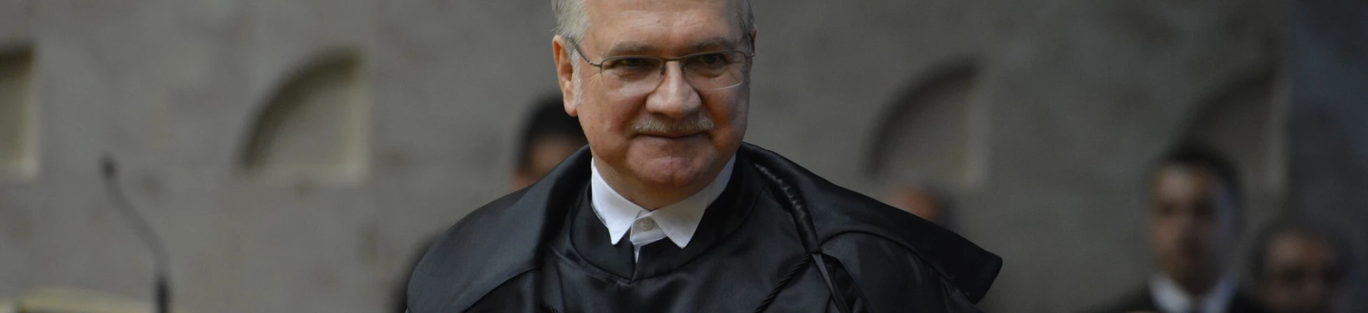 O novo ministro do Supremo Tribunal Federal (STF), Luiz Edson Fachin, toma posse em solenidade no plenário do STF (Valter Campanato/Agência Brasil) O novo ministro do Supremo Tribunal Federal (STF), Luiz Edson Fachin, toma posse em solenidade no plenário do STF (Valter Campanato/Agência Brasil)