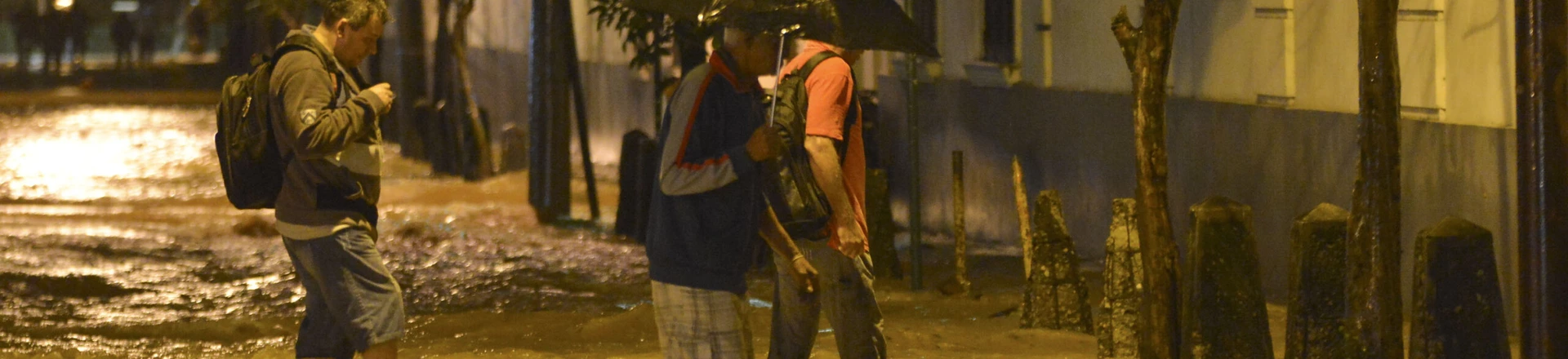 RIO DE JANEIRO, RJ, 20.06.2017: CHUVA-RIO - O Rio Maracanã voltou a transbordar na noite desta terça-feira (20) e atinge as vias locais. Forte chuva atinge vários pontos do Rio de Janeiro (RJ) e provoca diversos pontos de alagamentos nas vias da cidade. A cidade segue em estágio de atenção segundo o COR (Centro de Operações Rio). (Foto: Armando Paiva/Agif/Folhapress) RIO DE JANEIRO, RJ, 20.06.2017: CHUVA-RIO - O Rio Maracanã voltou a transbordar na noite desta terça-feira (20) e atinge as vias locais. Forte chuva atinge vários pontos do Rio de Janeiro (RJ) e provoca diversos pontos de alagamentos nas vias da cidade. A cidade segue em estágio de atenção segundo o COR (Centro de Operações Rio). (Foto: Armando Paiva/Agif/Folhapress)