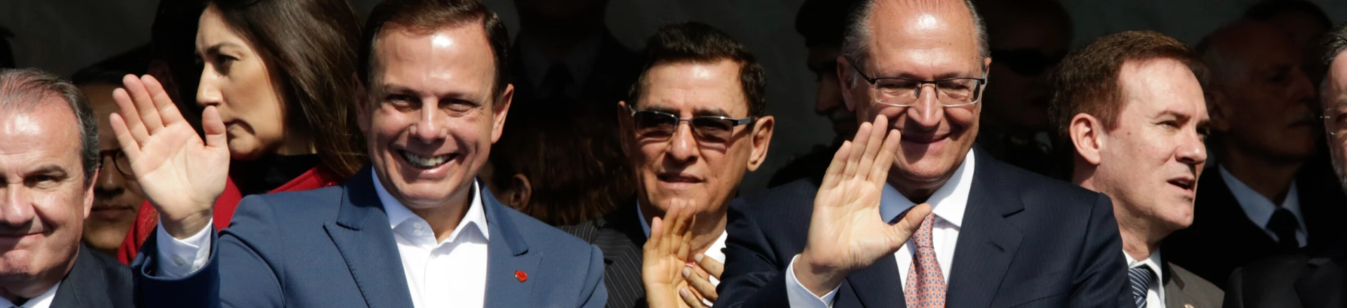 SÃO PAULO, SP, 09.07.2017: REVOLUÇÃO-CONSTITUCIONALISTA - O governador do Estado de São Paulo, Geraldo Alckmin, e o prefeito da cidade de São Paulo, João Doria e o Secretario de segurança Magino Alves, participam da comemoração ao 85º Aniversário da Revolução Constitucionalista de 1932, em frente ao Mausoléu do Soldado Constitucionalista de 32, no Parque do Ibirapuera, zona sul de São Paulo., na manhã deste domingo (09). (foto: Alice Vergueiro/Folhapress) SÃO PAULO, SP, 09.07.2017: REVOLUÇÃO-CONSTITUCIONALISTA - O governador do Estado de São Paulo, Geraldo Alckmin, e o prefeito da cidade de São Paulo, João Doria e o Secretario de segurança Magino Alves, participam da comemoração ao 85º Aniversário da Revolução Constitucionalista de 1932, em frente ao Mausoléu do Soldado Constitucionalista de 32, no Parque do Ibirapuera, zona sul de São Paulo., na manhã deste domingo (09). (foto: Alice Vergueiro/Folhapress)