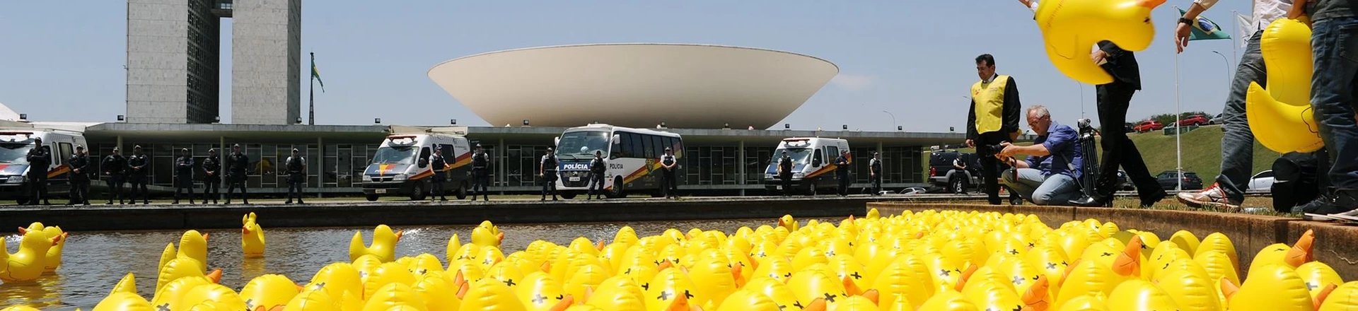 Brasília - Contra um novo aumento de impostos, a Fiesp lançou a campanha nacional Não Vou Pagar o Pato, jogando patos de borracha no espelho d·água do Congresso Nacional (Lucio Bernanrdo Junior/Agência Câmara do Deputados) Brasília - Contra um novo aumento de impostos, a Fiesp lançou a campanha nacional Não Vou Pagar o Pato, jogando patos de borracha no espelho d·água do Congresso Nacional (Lucio Bernanrdo Junior/Agência Câmara do Deputados)