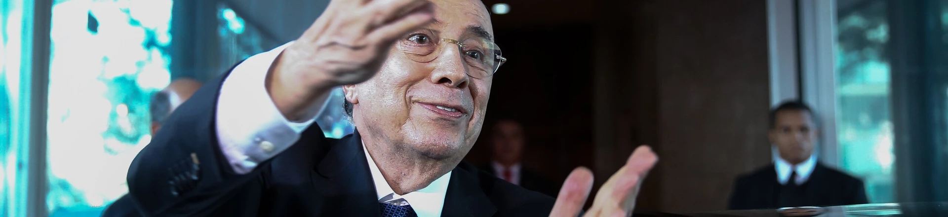 BRASÍLIA, DF, 20.07.2017: GOVERNO-IMPOSTOS - O ministro da Fazenda, Henrique Meirelles, fala com a imprensa ao sair do Ministério da Fazenda. Ele confirmou o aumento de impostos de combustíveis programados pelo governo. (Foto: Pedro Ladeira/Folhapress) BRASÍLIA, DF, 20.07.2017: GOVERNO-IMPOSTOS - O ministro da Fazenda, Henrique Meirelles, fala com a imprensa ao sair do Ministério da Fazenda. Ele confirmou o aumento de impostos de combustíveis programados pelo governo. (Foto: Pedro Ladeira/Folhapress)