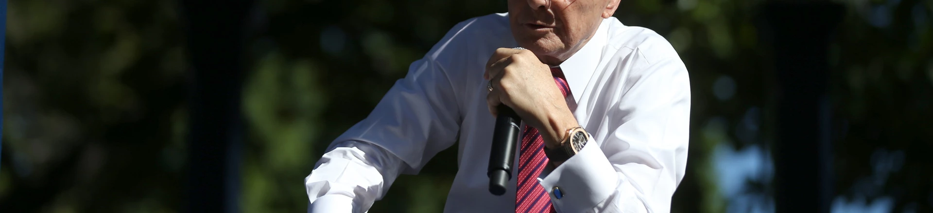 RIO DE JANEIRO, RJ, BRASIL, 08.07.2017 - O bispo Edir Macedo realiza culto na praça Jardim do Méier, no Rio de Janeiro (RJ). Há 40 anos, um sábado, o pastor de 32 anos liderava o primeiro culto da Igreja Universal do Reino de Deus. (Foto: Danilo Verpa/Folhapress) RIO DE JANEIRO, RJ, BRASIL, 08.07.2017 - O bispo Edir Macedo realiza culto na praça Jardim do Méier, no Rio de Janeiro (RJ). Há 40 anos, um sábado, o pastor de 32 anos liderava o primeiro culto da Igreja Universal do Reino de Deus. (Foto: Danilo Verpa/Folhapress)