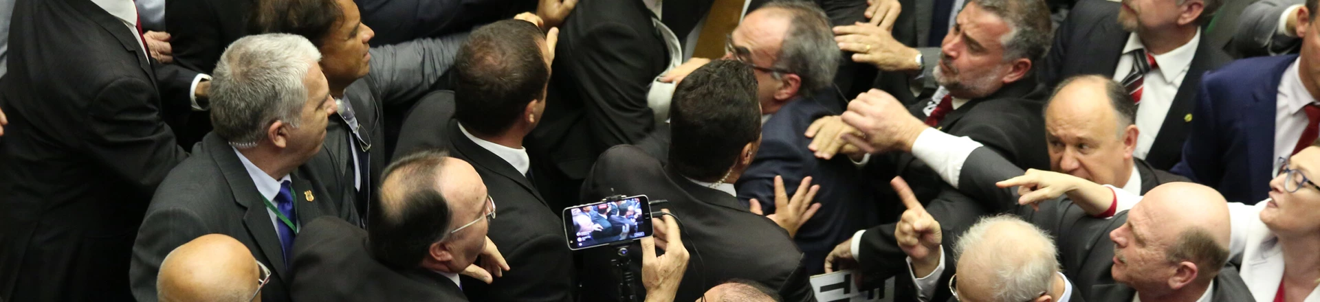 BRASÍLIA,DF,02.08.2017:DENÚNCIA-CONTRA-TEMER-VOTAÇÃO-PARECER-CÂMARA - Movimentação durante votação do parecer que recomenda a rejeição da denúncia feita pela Procuradoria Geral da República contra o presidente do Brasil, Michel Temer por corrupção passiva, na Câmara dos Deputados em Brasília (DF), nesta quarta-feira (02). (Foto: Fátima Meira/Futura Press/Folhapress) BRASÍLIA,DF,02.08.2017:DENÚNCIA-CONTRA-TEMER-VOTAÇÃO-PARECER-CÂMARA - Movimentação durante votação do parecer que recomenda a rejeição da denúncia feita pela Procuradoria Geral da República contra o presidente do Brasil, Michel Temer por corrupção passiva, na Câmara dos Deputados em Brasília (DF), nesta quarta-feira (02). (Foto: Fátima Meira/Futura Press/Folhapress)