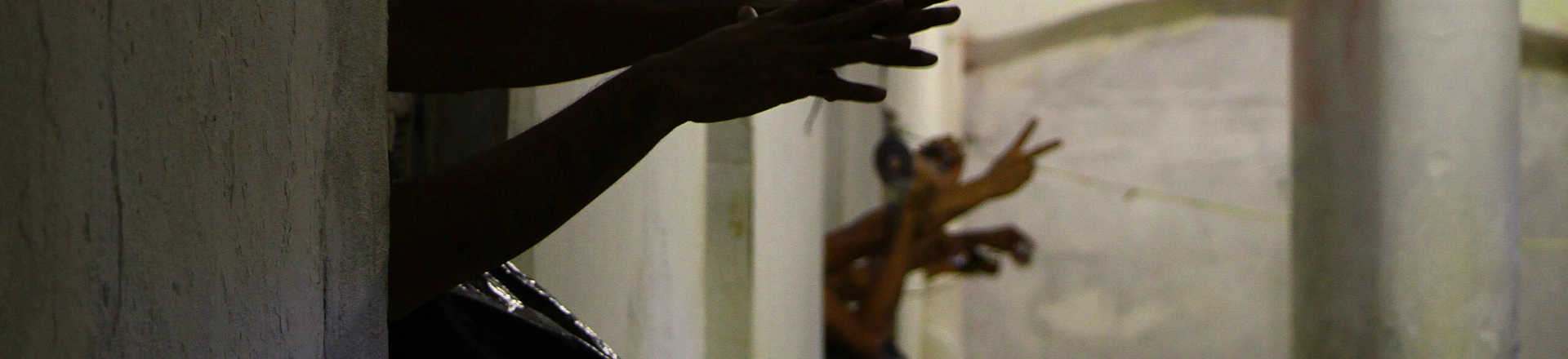 MANAUS,AM,03.05.2017:CADEIA-PÚBLICA-RAIMUNDO-VIDAL-PESSOA-PRAZO-DESATIVAÇÃO - Presos da Cadeia Pública Raimundo Vidal Pessoa em Manaus (AM), nesta quarta-feira (3). Na cadeia Raimundo Vidal estão cerca de 190 presos do Primeiro Comando da Capital (PCC) ameaçados de morte e que foram transferidos do Compaj após o massacre. O prazo para a desativação total da Vidal se encerra dia 15 de Maio e os presos estão com medo de morrer se forem transferidos para o novo CDP2. Por outro lado, a Raimundo Vidal não tem mais condições de abrigar presos. (Foto: Edmar Barros/Futura Press/Folhapress) MANAUS,AM,03.05.2017:CADEIA-PÚBLICA-RAIMUNDO-VIDAL-PESSOA-PRAZO-DESATIVAÇÃO - Presos da Cadeia Pública Raimundo Vidal Pessoa em Manaus (AM), nesta quarta-feira (3). Na cadeia Raimundo Vidal estão cerca de 190 presos do Primeiro Comando da Capital (PCC) ameaçados de morte e que foram transferidos do Compaj após o massacre. O prazo para a desativação total da Vidal se encerra dia 15 de Maio e os presos estão com medo de morrer se forem transferidos para o novo CDP2. Por outro lado, a Raimundo Vidal não tem mais condições de abrigar presos. (Foto: Edmar Barros/Futura Press/Folhapress)