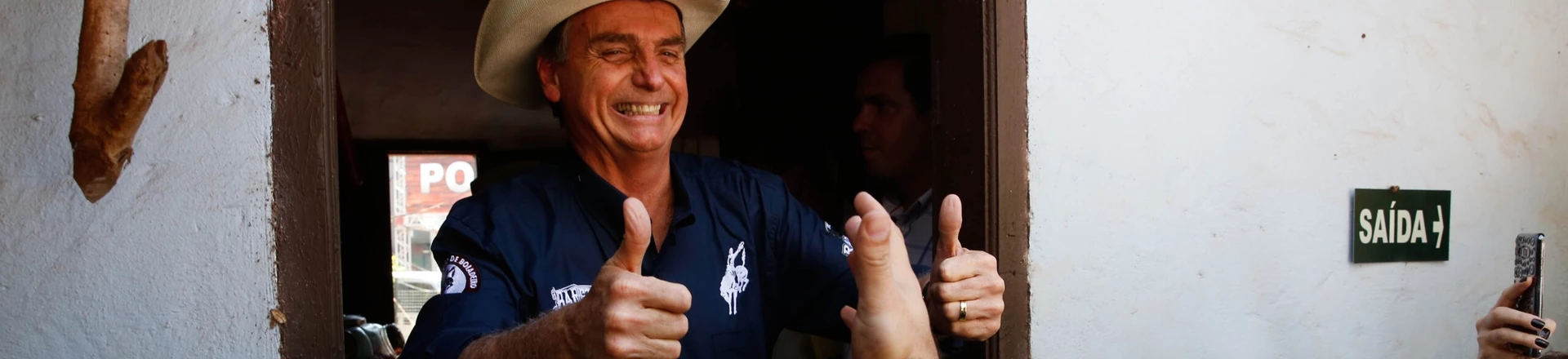 BARRETOS, SP - 26.08.2017: JAIR-BOLSONARO - O deputado Jair Bolsonaro (PSC-RJ) visita a queima do alho na festa do Peão de Barretos, no interior de São Paulo, neste sábado (26). (Foto: Joel Silva/Folhapress) BARRETOS, SP - 26.08.2017: JAIR-BOLSONARO - O deputado Jair Bolsonaro (PSC-RJ) visita a queima do alho na festa do Peão de Barretos, no interior de São Paulo, neste sábado (26). (Foto: Joel Silva/Folhapress)