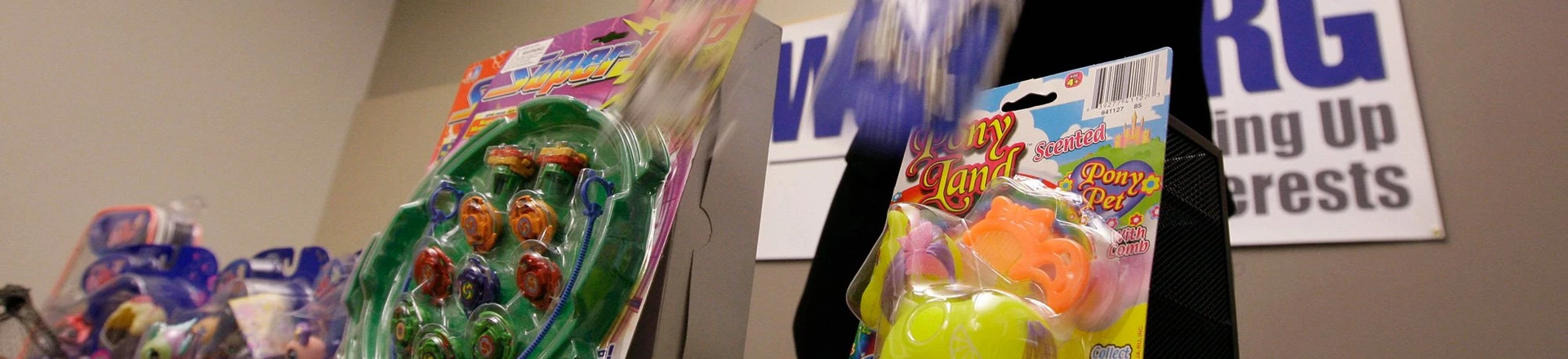 Durante entrevista coletiva, um ativista de defesa do consumidor exibe brinquedos que contêm grandes quantidades de chumbo e ftalatos tóxicos – Seattle, Washington, 25 de novembro de 2008.