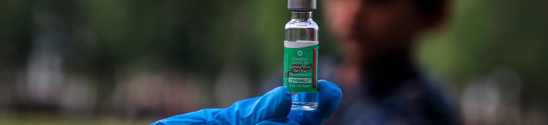 Um profissional de saúde segura um frasco de Covishield em um centro de vacinação em Sopore, no distrito de Baramulla em Jammu e Caxemira, em 3 de maio de 2021. Um profissional de saúde segura um frasco de Covishield em um centro de vacinação em Sopore, no distrito de Baramulla em Jammu e Caxemira, em 3 de maio de 2021.