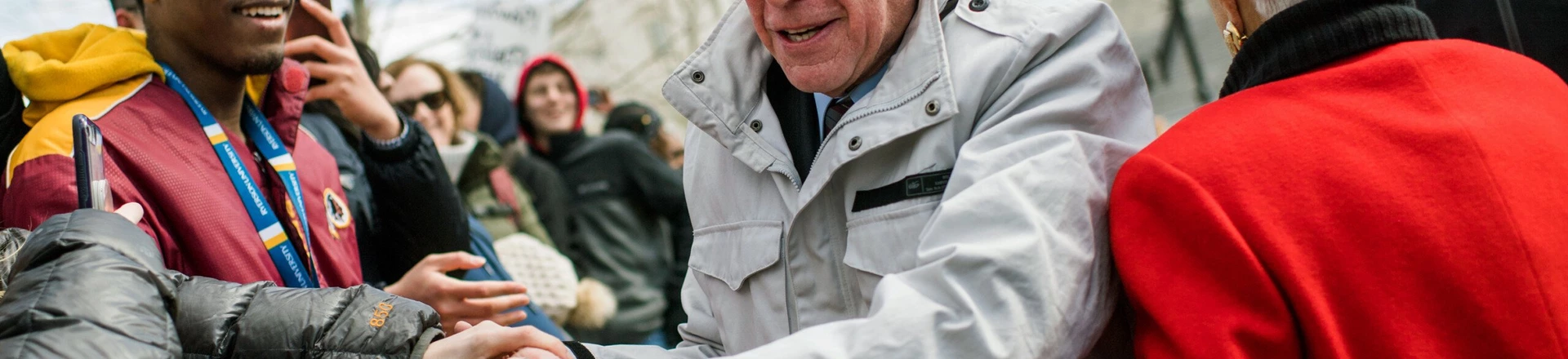 O senador Bernie Sanders e a deputada Grace Napolitano cumprimentam alunos enquanto participam de um comício no Capitólio, em Washington, DC, em 14 de março de 2018. O senador Bernie Sanders e a deputada Grace Napolitano cumprimentam alunos enquanto participam de um comício no Capitólio, em Washington, DC, em 14 de março de 2018.
