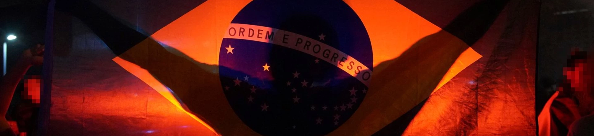 Um homem ostenta a bandeira nacional durante a comemoração da ida do então candidato a presidência Jair Bolsonaro ao segundo turno das eleições de 2018. Um homem ostenta a bandeira nacional durante a comemoração da ida do então candidato a presidência Jair Bolsonaro ao segundo turno das eleições de 2018.