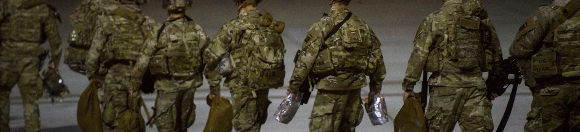 Soldados do 82º batalhão aéreo norte-americano embarcam em um avião de transporte militar C-17 em Fort Bragg, Carolina do Norte, rumo ao Oriente Médio, em 1º de janeiro de 2020. Soldados do 82º batalhão aéreo norte-americano embarcam em um avião de transporte militar C-17 em Fort Bragg, Carolina do Norte, rumo ao Oriente Médio, em 1º de janeiro de 2020.