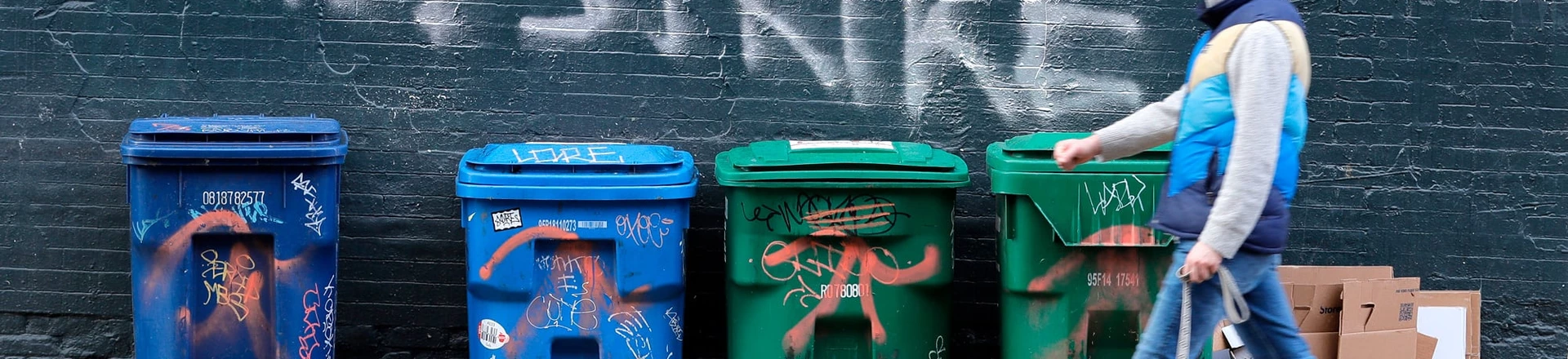 Um pedestre passa por um grafite que diz "Greve de Aluguéis" em 1 de abril de 2020, no bairro de Capitol Hill, em Seattle. Um pedestre passa por um grafite que diz "Greve de Aluguéis" em 1 de abril de 2020, no bairro de Capitol Hill, em Seattle.