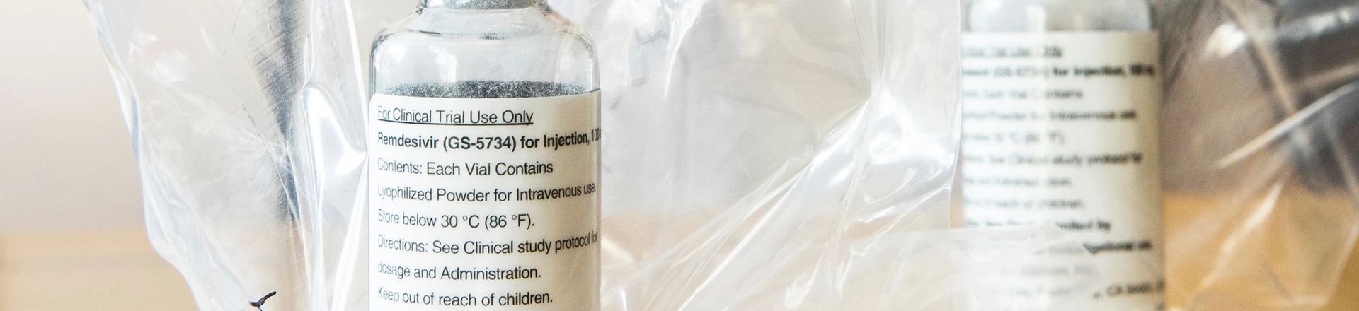 Remdesivir, um medicamento antiviral experimental produzido pelo laboratório Gilead Sciences, sobre a mesa durante uma coletiva de imprensa no Hospital Universitário de Eppendorf, em 8 de abril de 2020, em Hamburgo, Alemanha. Remdesivir, um medicamento antiviral experimental produzido pelo laboratório Gilead Sciences, sobre a mesa durante uma coletiva de imprensa no Hospital Universitário de Eppendorf, em 8 de abril de 2020, em Hamburgo, Alemanha.