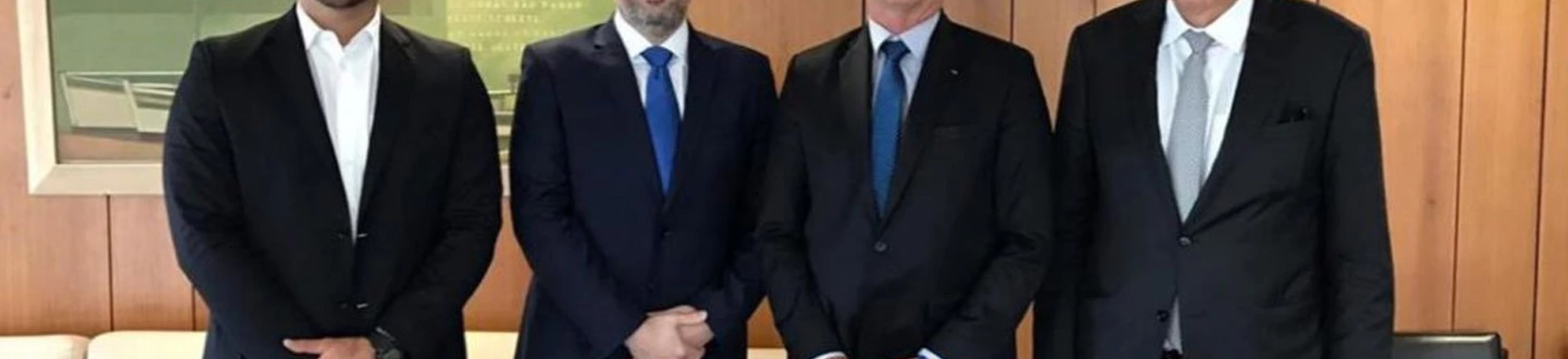 Da esquerda, deputado Eduardo Bolsonaro, Douglas Tavolaro, presidente Jair Bolsonaro e Rubens Menin em uma reunião no Palácio do Planalto no dia 18 de janeiro. Da esquerda, deputado Eduardo Bolsonaro, Douglas Tavolaro, presidente Jair Bolsonaro e Rubens Menin em uma reunião no Palácio do Planalto no dia 18 de janeiro.