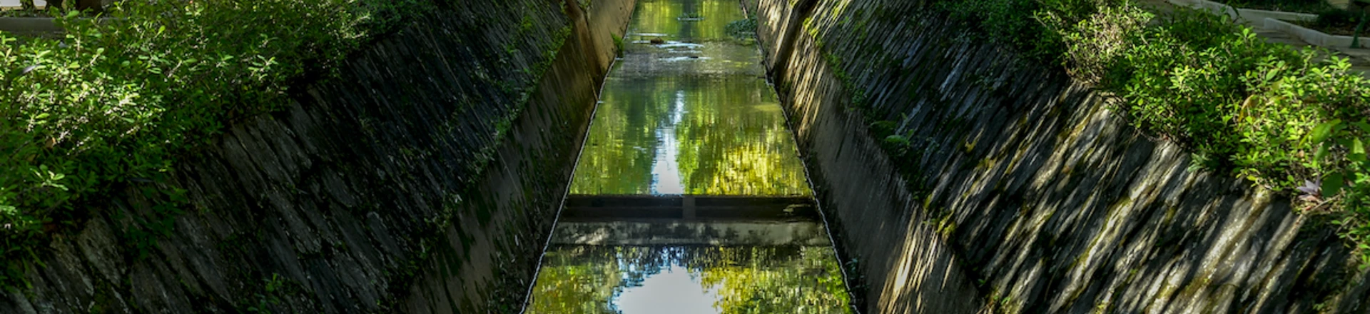 Canal do Rio Bengo, no Parque das Águas, em Caxambu, Minas Gerais, em 26.01.2014.