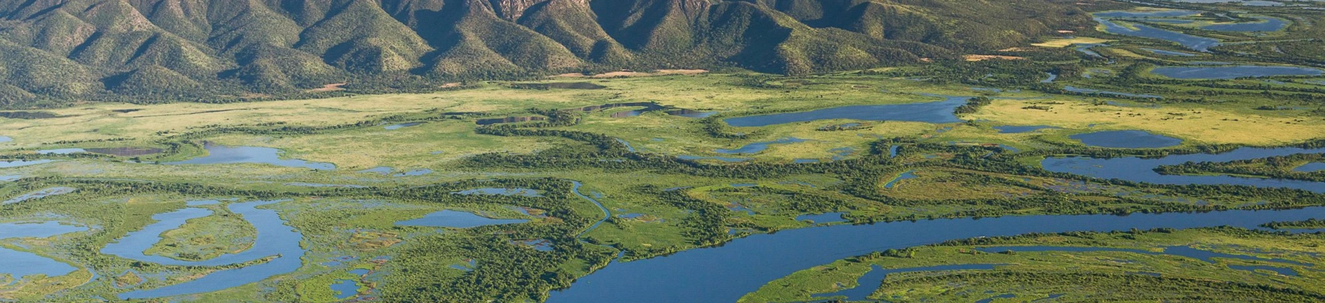 Assunto: Vista aérea do Parque Nacional do Pantanal matogrossense e Rio Paraguai na divisa dos estados Mato Grosso e Mato Grosso do Sul - Serra do Amolar ao fundoLocal: Corumbá-MSData: 05/2017Autor: Andre Dib Assunto: Vista aérea do Parque Nacional do Pantanal matogrossense e Rio Paraguai na divisa dos estados Mato Grosso e Mato Grosso do Sul - Serra do Amolar ao fundoLocal: Corumbá-MSData: 05/2017Autor: Andre Dib