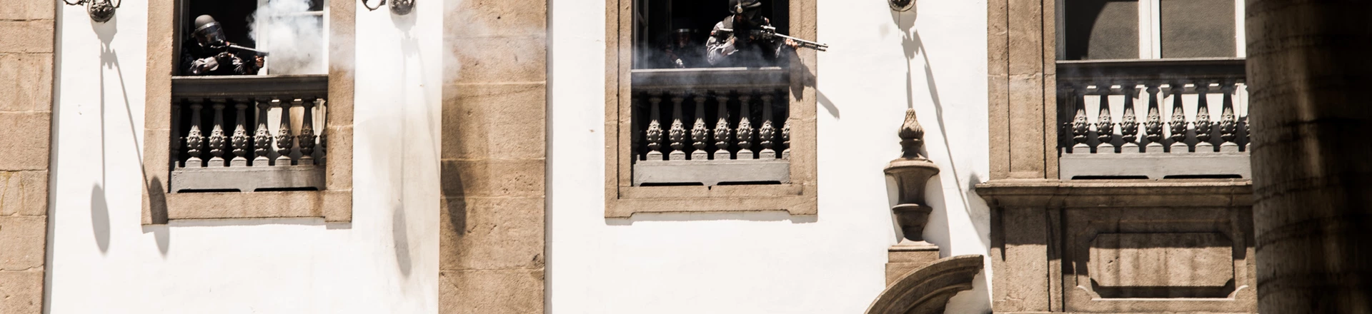 Apesar do conflito nas ruas do centro da cidade, a sessão aconteceu e as medidas começaram a ser votadas. Apesar do conflito nas ruas do centro da cidade, a sessão aconteceu e as medidas começaram a ser votadas.