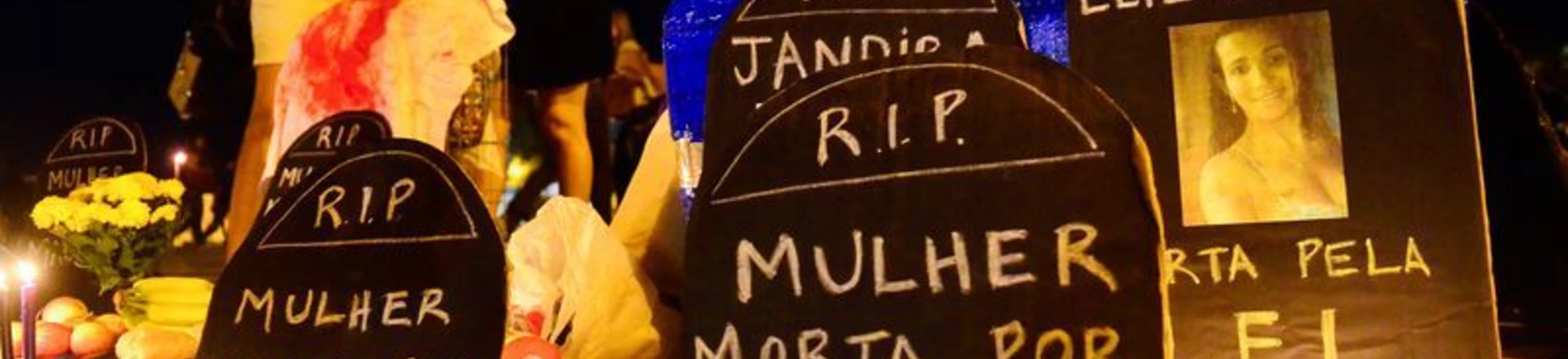 Foto de protesto a favor da legalização do aborto mostra lápides de papel com as palavras "mulher morta por aborto inseguro". Foto de protesto a favor da legalização do aborto mostra lápides de papel com as palavras "mulher morta por aborto inseguro".