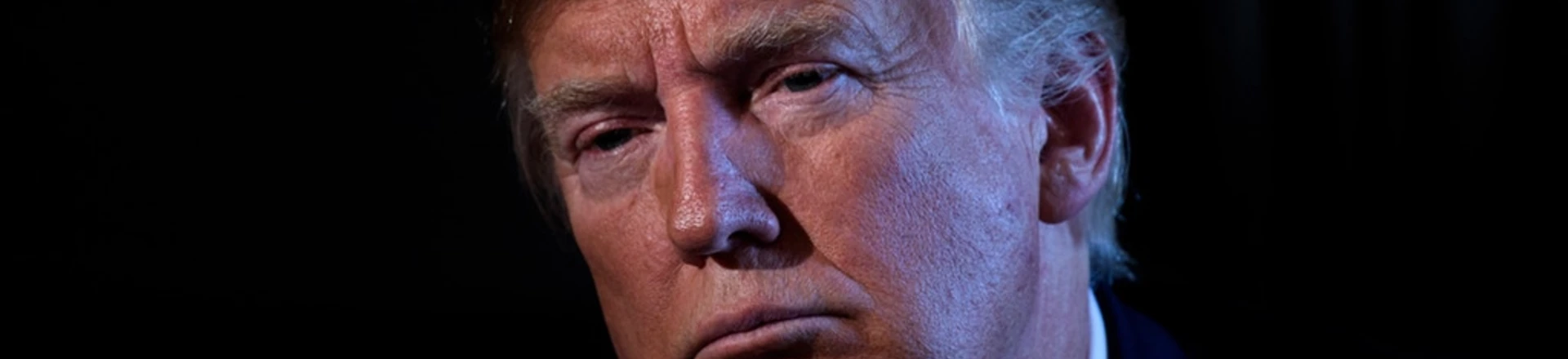 O presidente Donald Trump preside uma reunião com funcionários do estado e da administração sobre reformas prisionais no Trump National Golf Club, em Bedminster, Nova Jersey, no dia 9 de agosto de 2018.
 O presidente Donald Trump preside uma reunião com funcionários do estado e da administração sobre reformas prisionais no Trump National Golf Club, em Bedminster, Nova Jersey, no dia 9 de agosto de 2018.