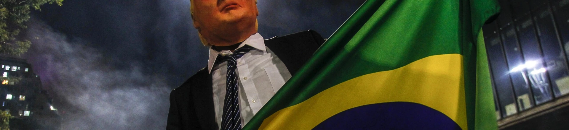 Apoiador de Jair Bolsonaro usa máscara do presidente americano Donald Trump para comemorar a vitória do novo mandatário brasileiro. Apoiador de Jair Bolsonaro usa máscara do presidente americano Donald Trump para comemorar a vitória do novo mandatário brasileiro.