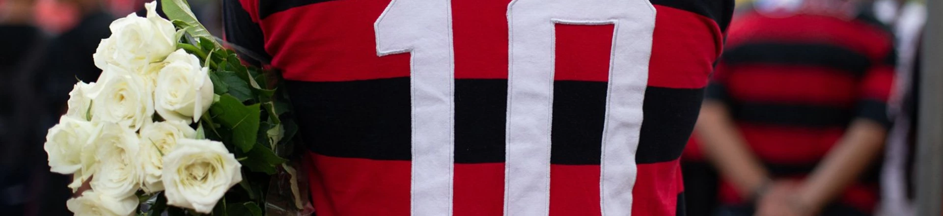 Torcedores do Flamengo se reúnem na sede do clube, na Gávea, para prestar homenagem às vítimas do incêndio que deixou 10 mortos e 3 feridos. Torcedores do Flamengo se reúnem na sede do clube, na Gávea, para prestar homenagem às vítimas do incêndio que deixou 10 mortos e 3 feridos.