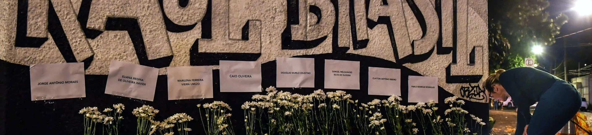 Memorial para os estudantes na escola pública Raul Brasil, após tiroteio em que dez pessoas morreram - incluindo os dois atiradores - e outros 15 ficaram feridos, em Suzano, São Paulo, em 13 de março de 2019. Memorial para os estudantes na escola pública Raul Brasil, após tiroteio em que dez pessoas morreram - incluindo os dois atiradores - e outros 15 ficaram feridos, em Suzano, São Paulo, em 13 de março de 2019.