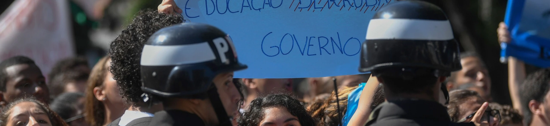 Estudantes protestam contra o corte orçamentário do governo Bolsonaro, em 6 de maio, no Rio de Janeiro. Estudantes protestam contra o corte orçamentário do governo Bolsonaro, em 6 de maio, no Rio de Janeiro.