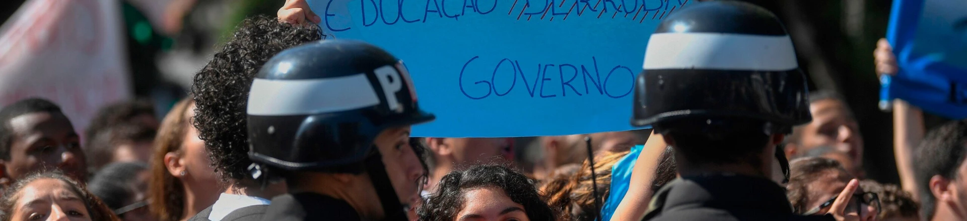 Estudantes protestam contra o corte orçamentário do governo Bolsonaro, em 6 de maio, no Rio de Janeiro.