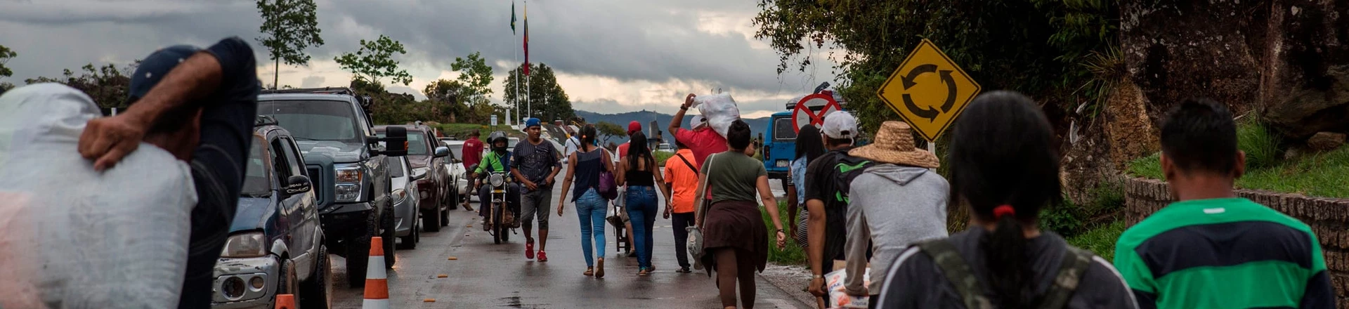 Mais de 3 milhões de venezuelanos já deixaram o país desde 2014 fugindo do governo de Nicolás Maduro. Ao menos 400 mil seguiram para o Brasil via Roraima. Mais de 3 milhões de venezuelanos já deixaram o país desde 2014 fugindo do governo de Nicolás Maduro. Ao menos 400 mil seguiram para o Brasil via Roraima.