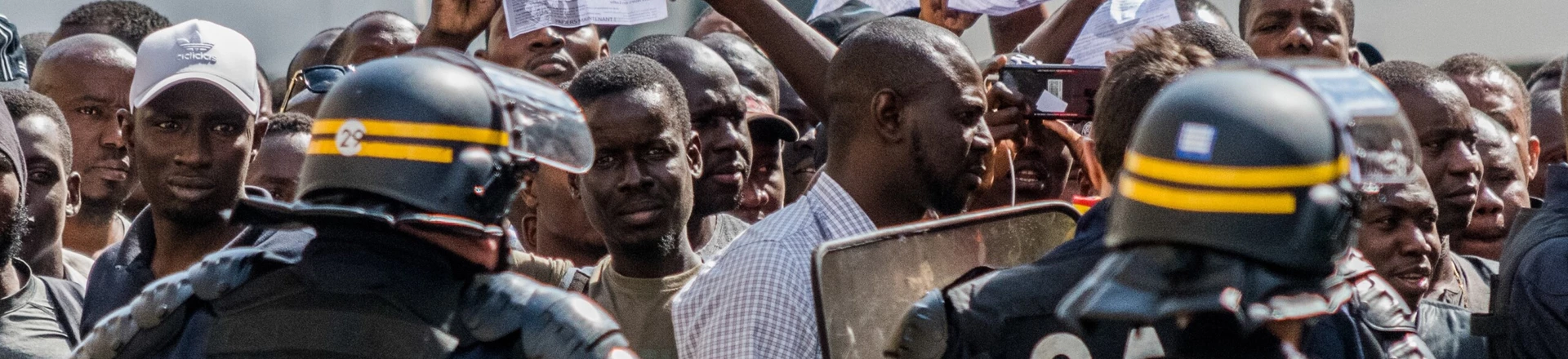 Um movimento de "coletes negros" surge na França em protesto contra o tratamento dado aos imigrantes Um movimento de "coletes negros" surge na França em protesto contra o tratamento dado aos imigrantes