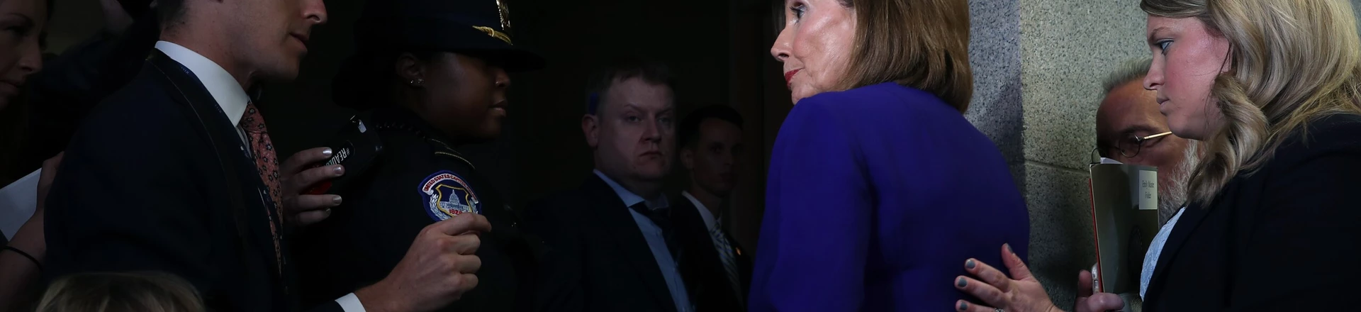 A presidente da Câmara, Nancy Pelosi, fala com jornalistas após uma reunião com o comitê democrata da Câmara em 24 de setembro de 2019. Hoje, Pelosi anunciou a abertura oficial de um processo de impeachment do presidente Donald Trump. A presidente da Câmara, Nancy Pelosi, fala com jornalistas após uma reunião com o comitê democrata da Câmara em 24 de setembro de 2019. Hoje, Pelosi anunciou a abertura oficial de um processo de impeachment do presidente Donald Trump.