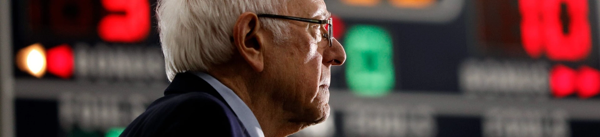 O senador Bernie Sanders fala em um comício na Salina Intermediate School, em 7 de março de 2020, em Dearborn, no Michigan. O senador Bernie Sanders fala em um comício na Salina Intermediate School, em 7 de março de 2020, em Dearborn, no Michigan.