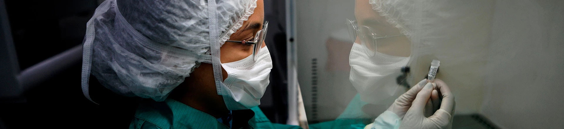 Pesquisadora da Fiocruz, no Rio de Janeiro, segura uma amostra de muco para teste do COVID-19. Pesquisadora da Fiocruz, no Rio de Janeiro, segura uma amostra de muco para teste do COVID-19.