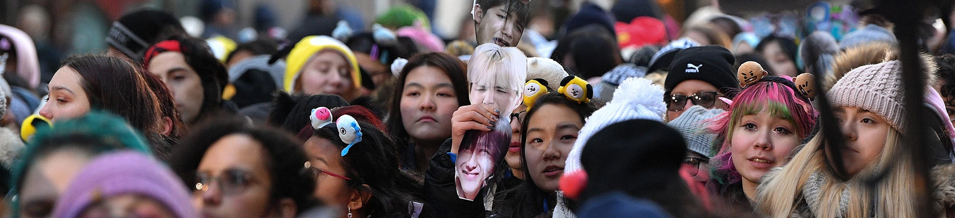 Fãs à espera da boy band de k-pop BTS no Today Show, no Rockefeller Plaza, em 21 de fevereiro de 2020, na cidade de Nova York. Fãs à espera da boy band de k-pop BTS no Today Show, no Rockefeller Plaza, em 21 de fevereiro de 2020, na cidade de Nova York.