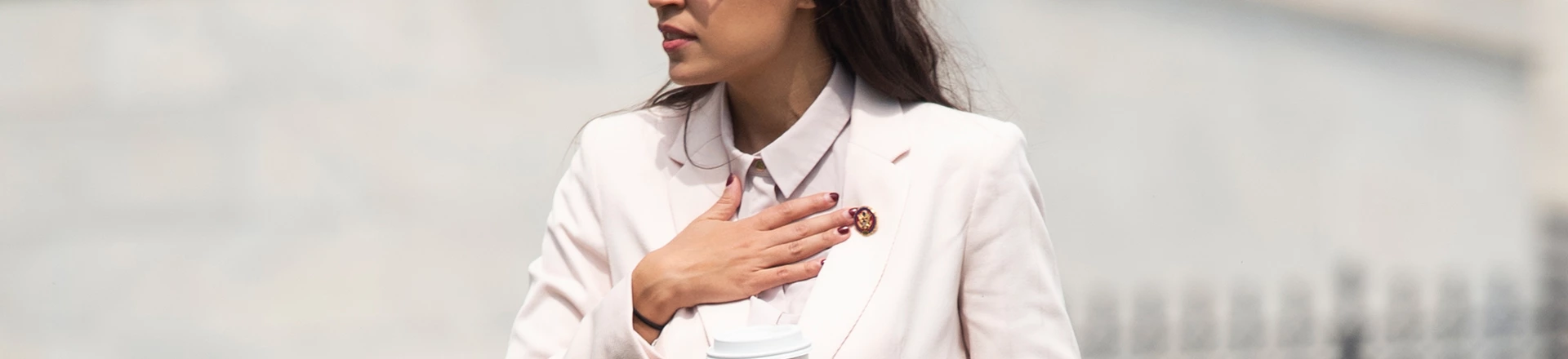 A deputada Alexandria Ocasio-Cortez, democrata de Nova York, é vista no exterior do Capitólio antes da aprovação do pacote de estímulo econômico do coronavírus calculado em US$ 2 trilhões, em 27 de março de 2020. A deputada Alexandria Ocasio-Cortez, democrata de Nova York, é vista no exterior do Capitólio antes da aprovação do pacote de estímulo econômico do coronavírus calculado em US$ 2 trilhões, em 27 de março de 2020.