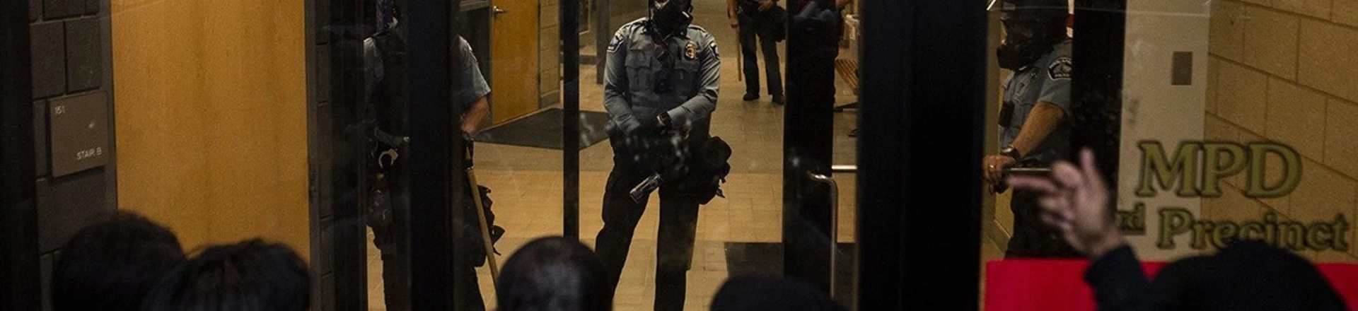 Manifestantes protestam contra a morte de George Floyd em frente à 3ª Delegacia de Polícia em 26 de maio de 2020, em Minneapolis. Manifestantes protestam contra a morte de George Floyd em frente à 3ª Delegacia de Polícia em 26 de maio de 2020, em Minneapolis.
