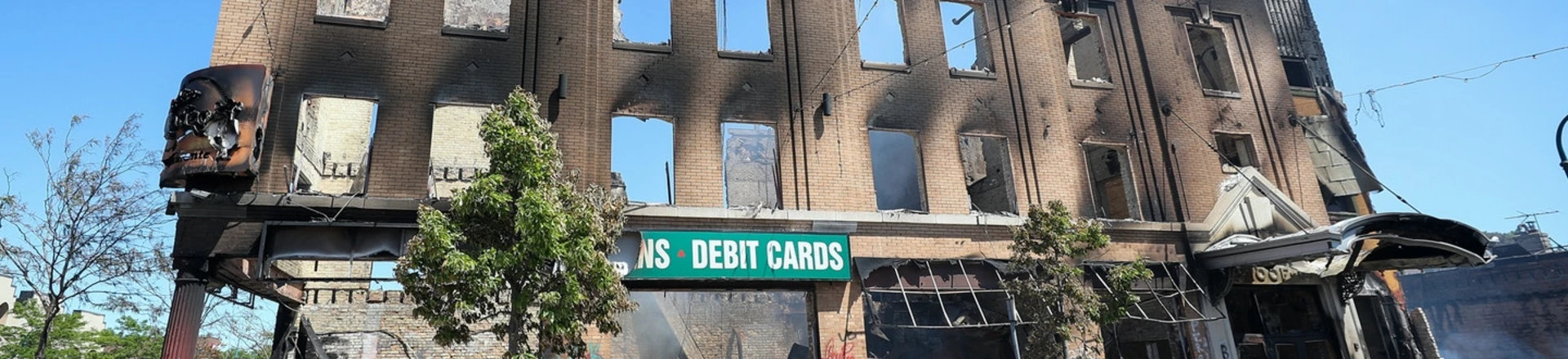 Vista de um prédio incendiado após os protestos pela morte de George Floyd, fotografado em 30 de maio de 2020, em Minneapolis.