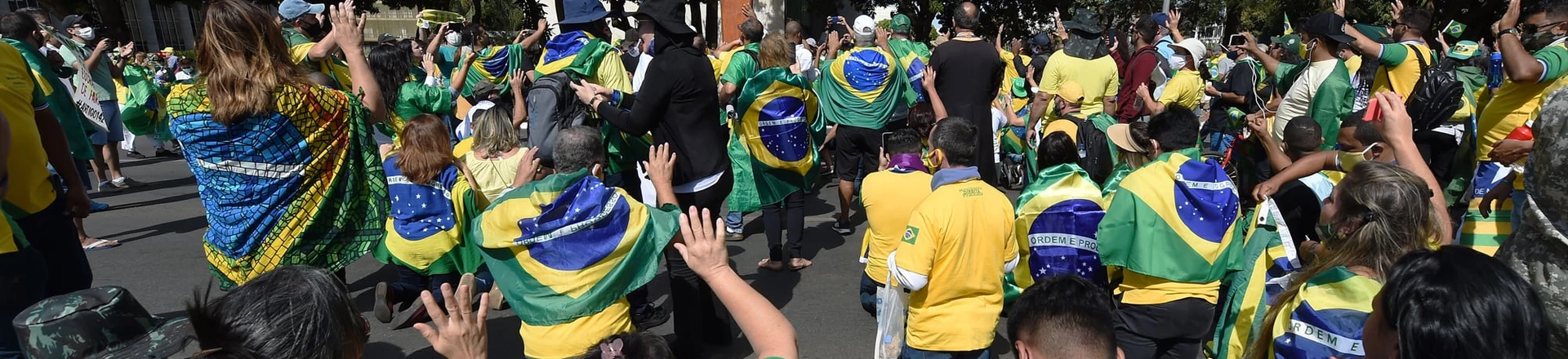 Em livro, pesquisador mostra como o catolicismo é um dos pilares de projetos como o de Viktor Orbán na Hungria e Matteo Salvini na Itália, além de ter pavimentado a vitória de Jair Bolsonaro e seu 'Deus acima de todos'. Em livro, pesquisador mostra como o catolicismo é um dos pilares de projetos como o de Viktor Orbán na Hungria e Matteo Salvini na Itália, além de ter pavimentado a vitória de Jair Bolsonaro e seu 'Deus acima de todos'.