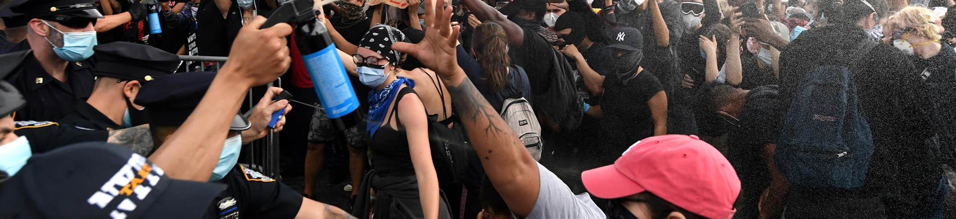 Policiais de Nova York jogam spray de pimenta na multidão de manifestantes reunidos no Barclays Center para protestar contra o recente assassinato de George Floyd em 29 de maio, no Brooklyn, Nova York.