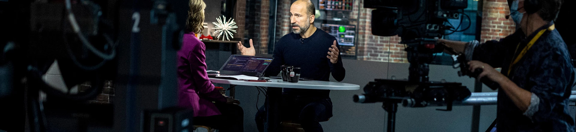 Dara Khosrowshahi disse a investidores que a Uber "pode fazer qualquer modelo funcionar" em resposta às novas regulamentações da União Europeia – o que contraria a posição da empresa nos EUA. Dara Khosrowshahi disse a investidores que a Uber "pode fazer qualquer modelo funcionar" em resposta às novas regulamentações da União Europeia – o que contraria a posição da empresa nos EUA.