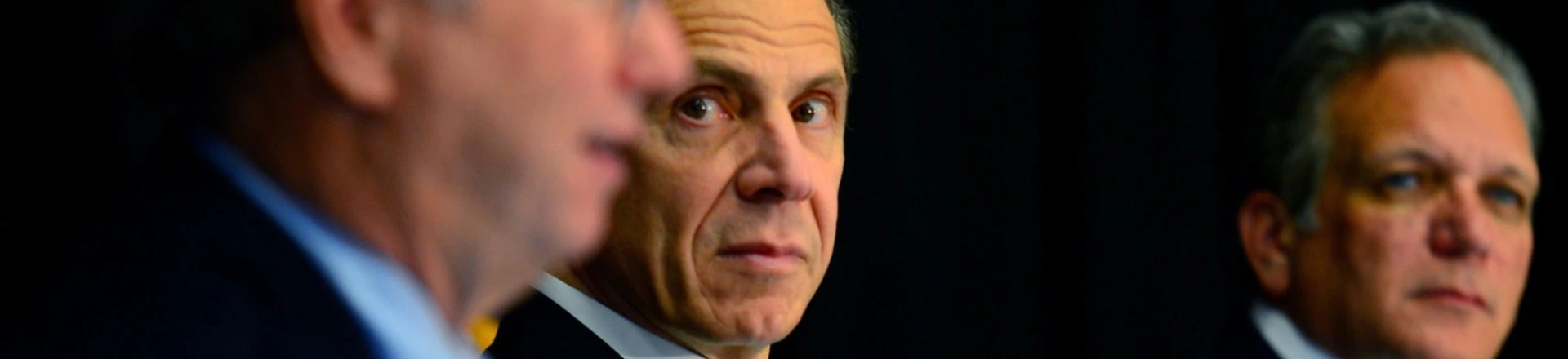 Andrew Cuomo, governador de Nova York, observa o presidente executivo do Google, Eric Schmidt, à esquerda, falando durante a apresentação do relatório da Comissão de Escolas Inteligentes na Escola de Ensino Fundamental Mineola, em 27 de outubro de 2014, na cidade de Mineola, Nova York. Andrew Cuomo, governador de Nova York, observa o presidente executivo do Google, Eric Schmidt, à esquerda, falando durante a apresentação do relatório da Comissão de Escolas Inteligentes na Escola de Ensino Fundamental Mineola, em 27 de outubro de 2014, na cidade de Mineola, Nova York.