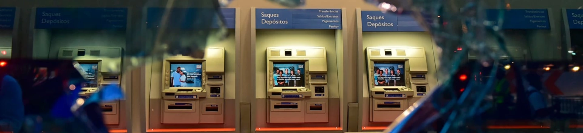 Por que os bancos lucram enquanto a economia afunda Por que os bancos lucram enquanto a economia afunda