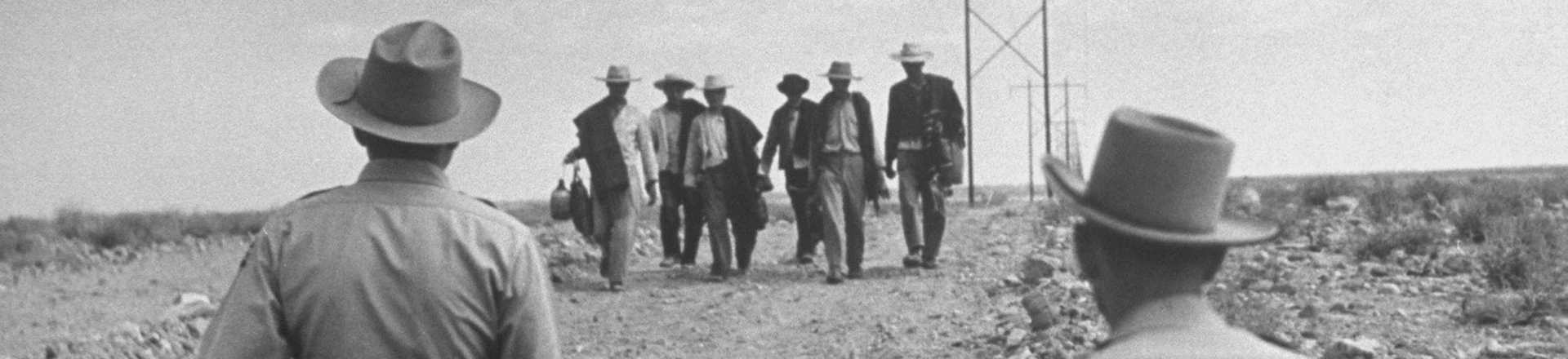 Agentes da Patrulha de Fronteira observam a chegada de migrantes. Agentes da Patrulha de Fronteira observam a chegada de migrantes.