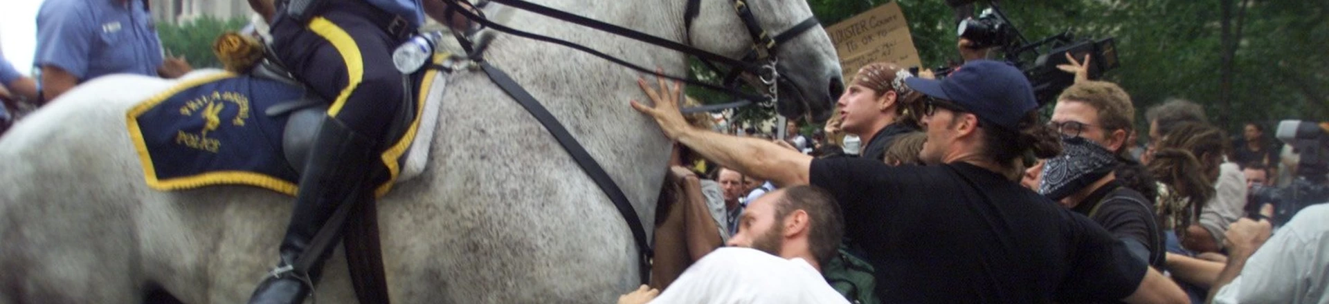 Manifestantes tentam conter o avanço dos cavalos de policiais durante a Convenção Nacional do Partido Republicano na Filadélfia, em 1º de agosto de 2000. Manifestantes tentam conter o avanço dos cavalos de policiais durante a Convenção Nacional do Partido Republicano na Filadélfia, em 1º de agosto de 2000.