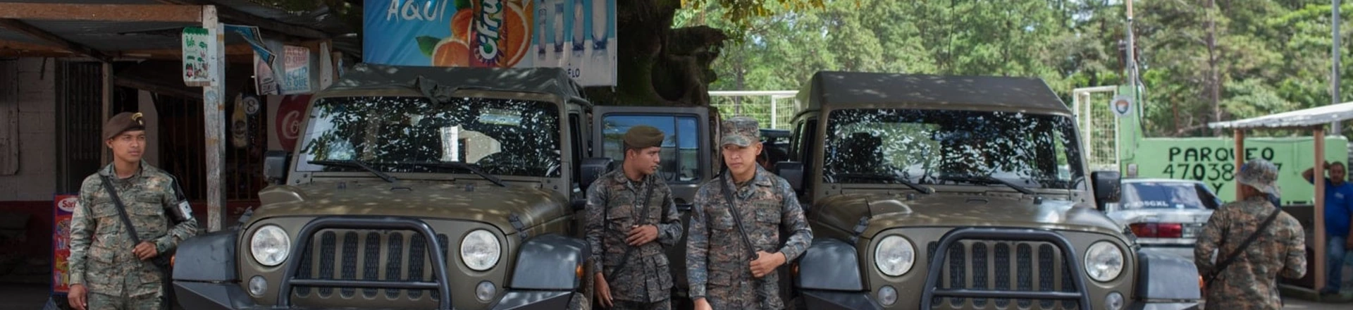 Jipes J8 doados pelos EUA e militares guatemaltecos perto da fronteira com Honduras, em Agua Caliente, no dia 22 de outubro de 2018. Jipes J8 doados pelos EUA e militares guatemaltecos perto da fronteira com Honduras, em Agua Caliente, no dia 22 de outubro de 2018.