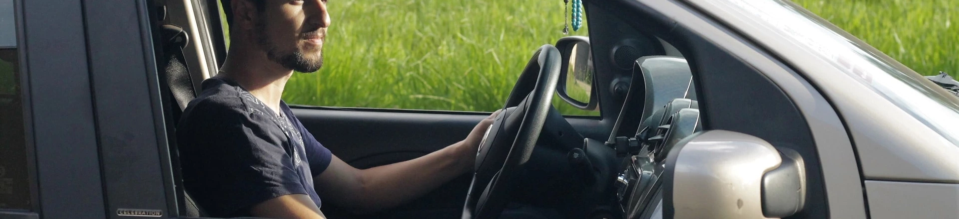 O sírio Houssam Nour em seu carro, em que trabalha como motorista de uber. O sírio Houssam Nour em seu carro, em que trabalha como motorista de uber.