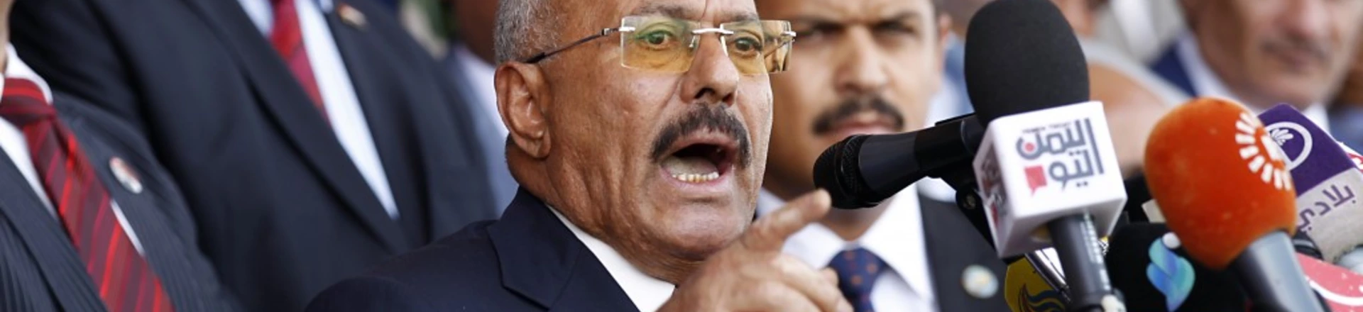 O ex-presidente do Iêmen Ali Abdullah Saleh faz um discurso para apoiadores durante um comício em comemoração aos 35 anos de fundação de seu partido, o Congresso Geral do Povo, na Praça Sabaeen, na capital Saná, em 24 de agosto de 2017. O ex-presidente do Iêmen Ali Abdullah Saleh faz um discurso para apoiadores durante um comício em comemoração aos 35 anos de fundação de seu partido, o Congresso Geral do Povo, na Praça Sabaeen, na capital Saná, em 24 de agosto de 2017.