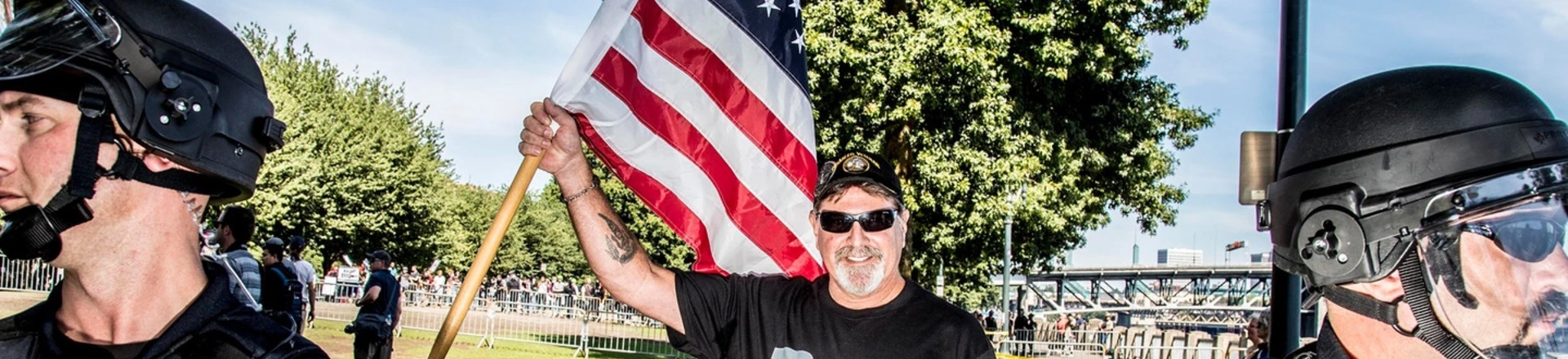 Policiais ao lado de um participante de uma manifestação pela liberdade de expressão organizada pelo grupo de extrema-direita Patriot Prayer em Portland, nos EUA, no dia 10 de setembro de 2017. Policiais ao lado de um participante de uma manifestação pela liberdade de expressão organizada pelo grupo de extrema-direita Patriot Prayer em Portland, nos EUA, no dia 10 de setembro de 2017.