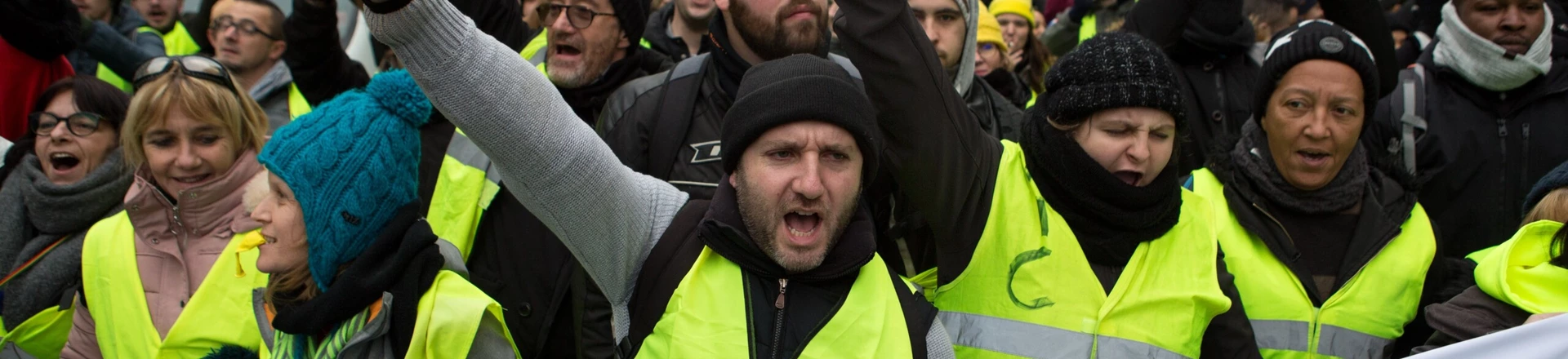 “Coletes amarelos” cantam palavras de ordem enquanto marcham por Paris, em 12 de janeiro de 2019. “Coletes amarelos” cantam palavras de ordem enquanto marcham por Paris, em 12 de janeiro de 2019.